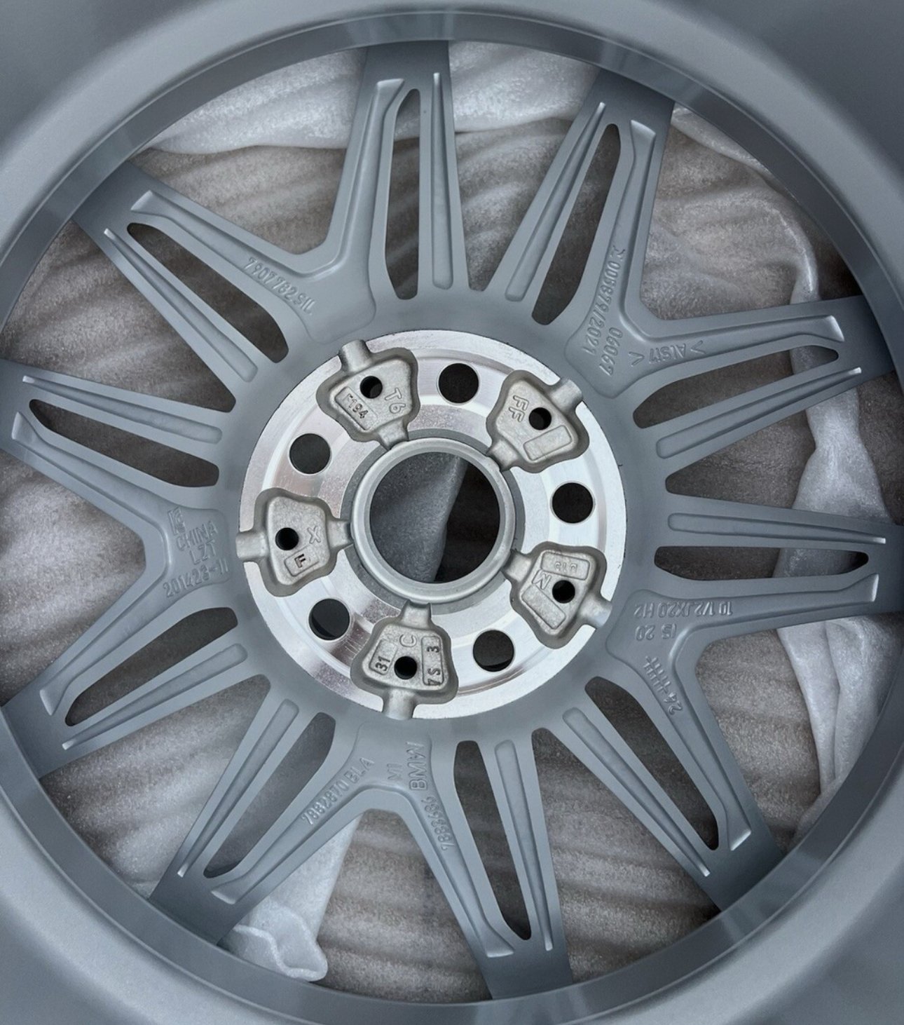 Set of FOUR BRAND NEW GENUINE OEM BMW G87 M2 2023 2024 Silver 930M Wheels Rims! - Image 10